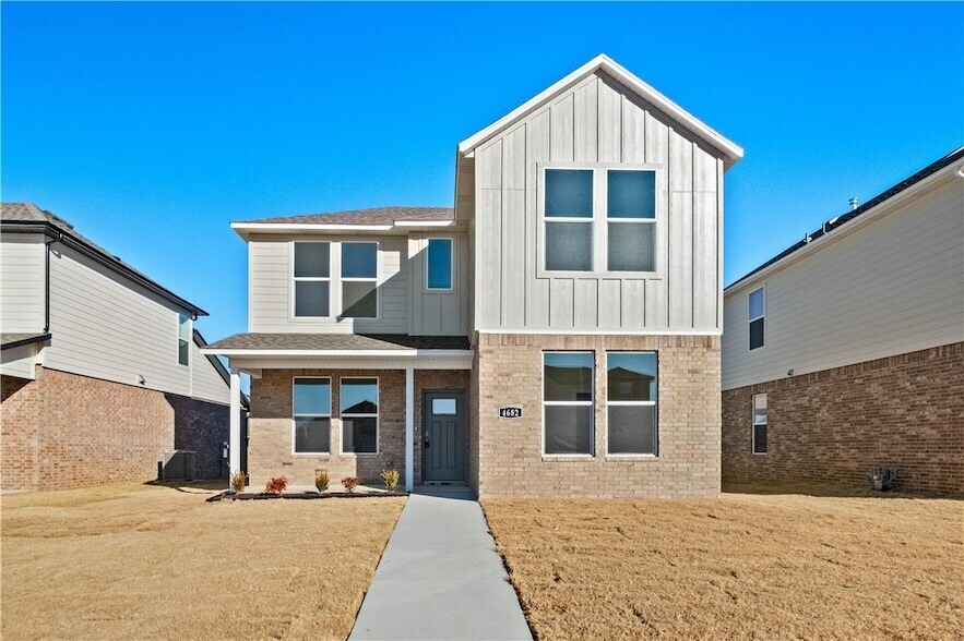 4682 W Aurora St in Fayetteville, AR - Foto de edificio