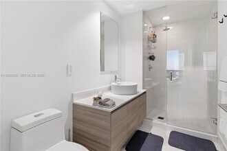 121 NE 34th St, Unit 2109 in Miami, FL - Building Photo - Building Photo
