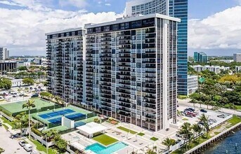 600 NE 36th St in Miami, FL - Building Photo - Building Photo