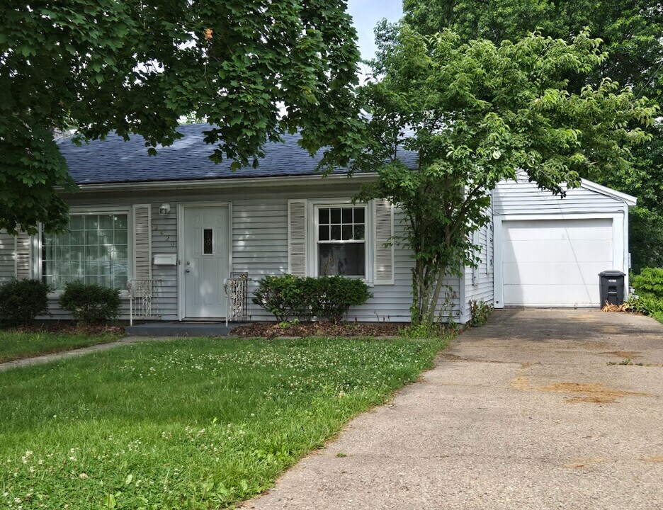 2420 28th St in Rock Island, IL - Building Photo
