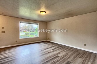 14005 NE 70th St in Vancouver, WA - Building Photo - Building Photo