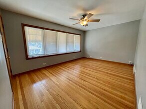 5735 S Meade Ave, Unit 2 in Chicago, IL - Foto de edificio - Building Photo