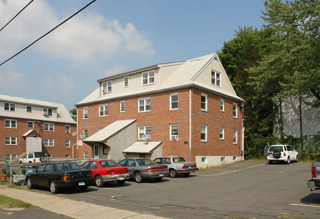 29 Benham St in Bristol, CT - Foto de edificio - Building Photo