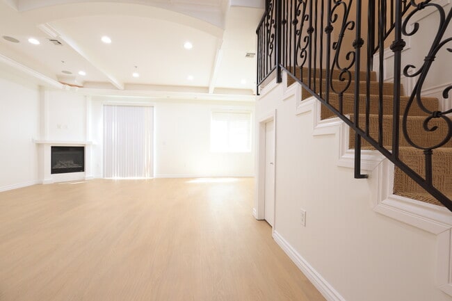 732 E Palm Ave in Burbank, CA - Building Photo - Building Photo