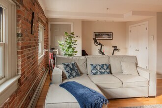 159 State St, Unit 4A in Portsmouth, NH - Building Photo - Building Photo