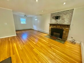 204 Hartford St in Natick, MA - Building Photo - Building Photo