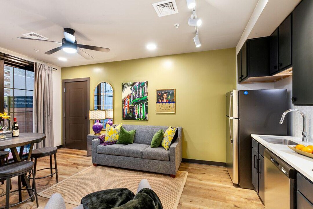 611 Commerce St in New Orleans, LA - Building Photo