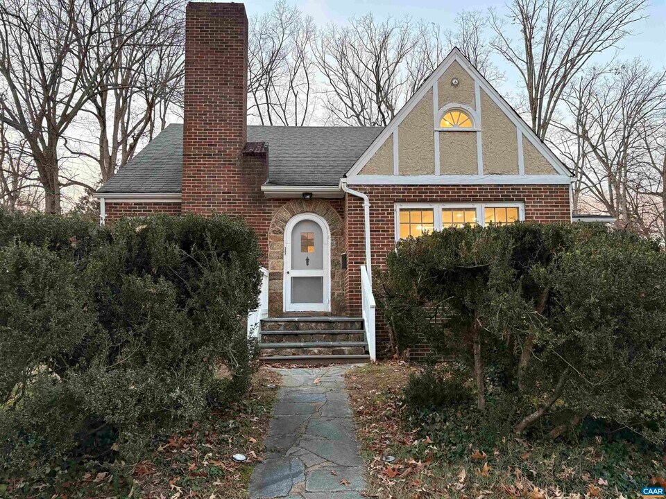 307 Alderman Rd in Charlottesville, VA - Building Photo