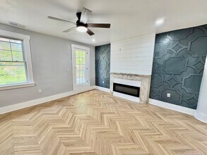 5834 Phillips Ave, Unit Apartment 1 in Pittsburgh, PA - Building Photo - Building Photo