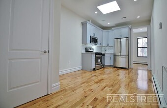 1576 Lincoln Place in Brooklyn, NY - Foto de edificio - Floor Plan