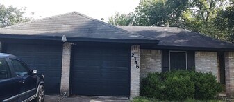 2146 Deerhurst Ln in Houston, TX - Building Photo