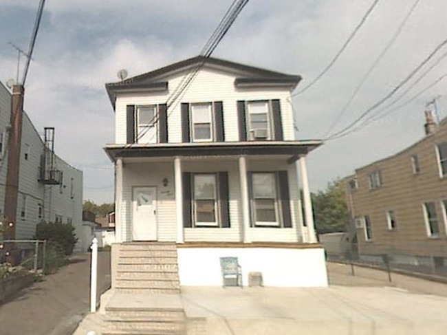 73 W 24th St in Bayonne, NJ - Building Photo - Building Photo