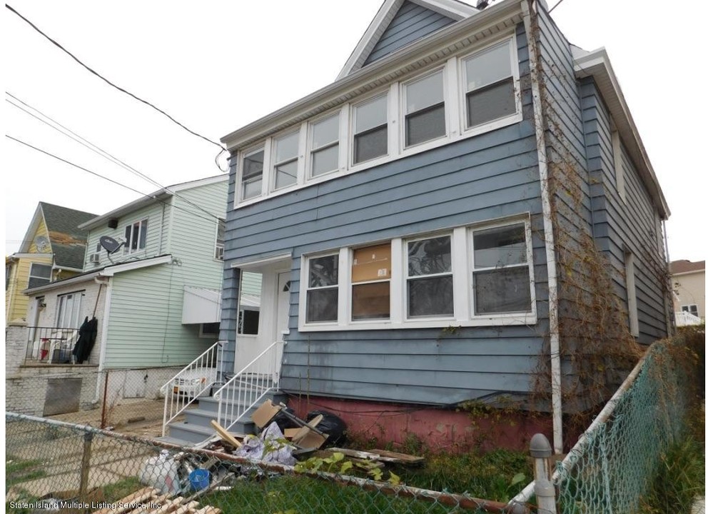 19 John St in Staten Island, NY - Building Photo