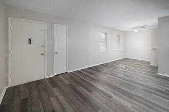 Camelot Apartments and Townhomes in Pine Bluff, AR - Building Photo - Interior Photo