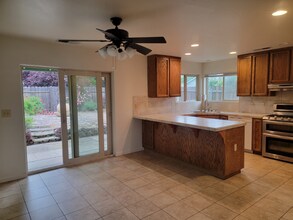 1550 Sterling Dr in Redding, CA - Building Photo - Building Photo