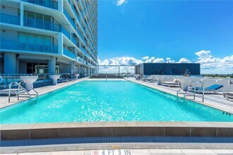 2000 Metropica Wy in Sunrise, FL - Foto de edificio - Building Photo