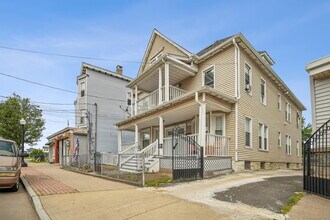 1119 Stratford Ave in Bridgeport, CT - Foto de edificio - Building Photo