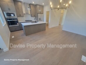 2222 Muckleplum Cres SW in Edmonton, AB - Building Photo - Building Photo