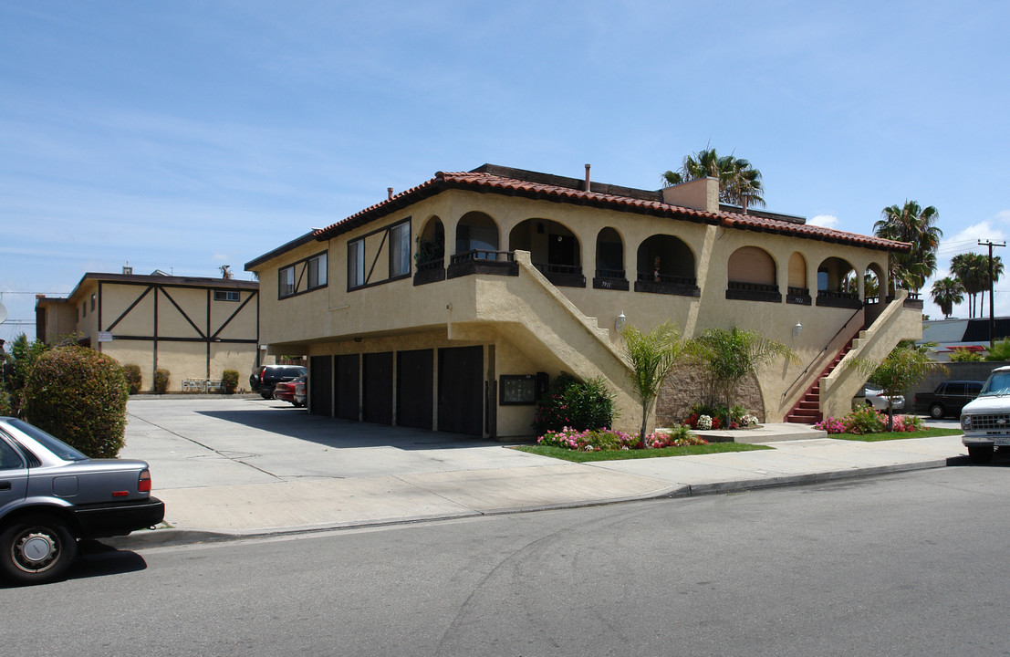 7911-7921 Macdonald Ave in Huntington Beach, CA - Foto de edificio