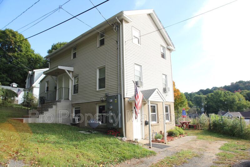 14 Edgewood Rd in Oakville, CT - Building Photo