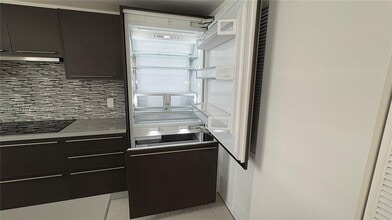 7875 NW 107th Ave, Unit 515 in Doral, FL - Building Photo - Building Photo
