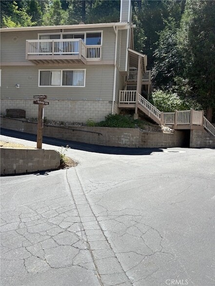 301 Canyon Crest Ln in Lake Arrowhead, CA - Foto de edificio - Building Photo