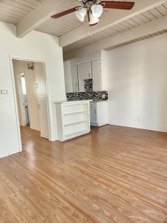 1909 Beachwood Dr in Los Angeles, CA - Building Photo