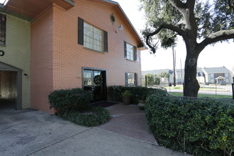 Chapel Creek Apartments in Dallas, TX - Building Photo - Building Photo