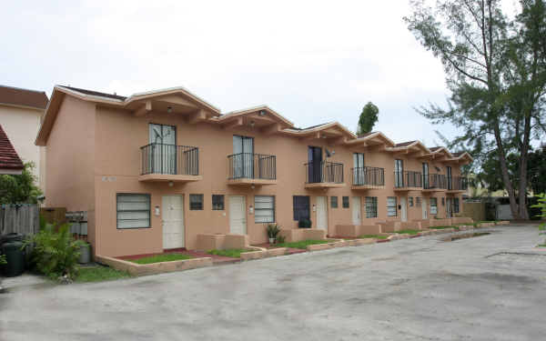 324 W 74th Pl in Hialeah, FL - Foto de edificio