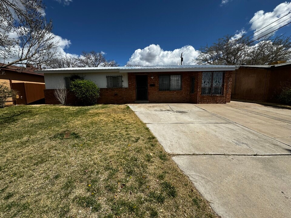 908 Faye Pl NE in Albuquerque, NM - Building Photo