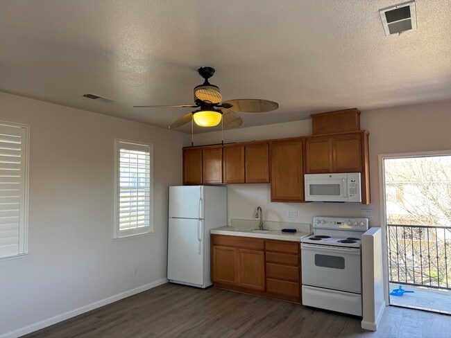 606 Leah Ln in Mountain House, CA - Foto de edificio - Building Photo