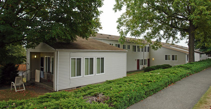 Pine Tree Harbor in Tacoma, WA - Foto de edificio - Building Photo