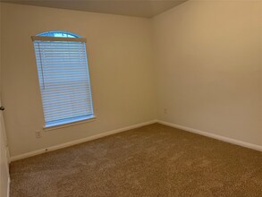 958 Oak Glen Dr in Willis, TX - Foto de edificio - Building Photo