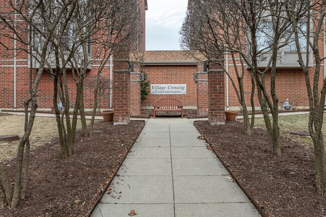 Village Crossing East Building in Roselle, IL - Building Photo - Building Photo