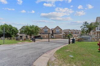 20905 Waterside Dr in Lago Vista, TX - Foto de edificio - Building Photo