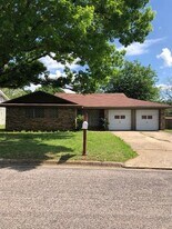 1121 Patricia Dr in Sherman, TX - Building Photo