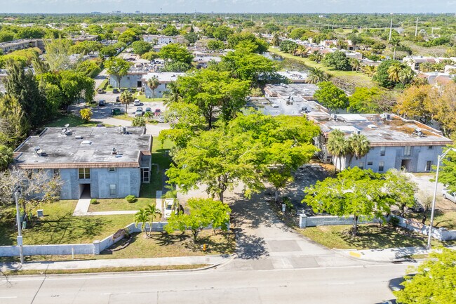 Kendall Acres Condo in Miami, FL - Foto de edificio - Building Photo