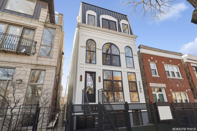 property at 2028 W Wabansia Ave