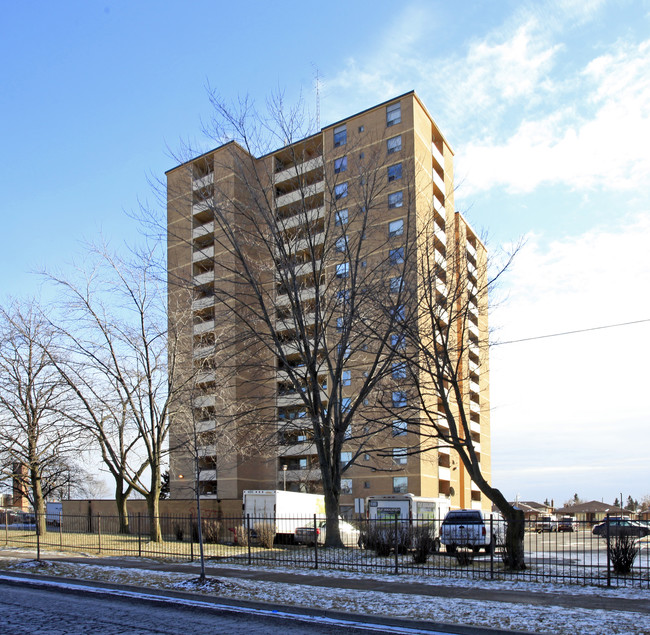 Grand Ravine Apartments in Toronto, ON - Building Photo - Building Photo