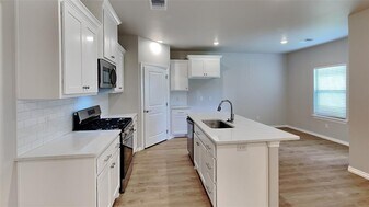 6941 Labelle Dr in Warr Acres, OK - Building Photo