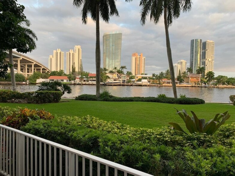19195 NE 36th Pl, Unit 107 in Aventura, FL - Foto de edificio