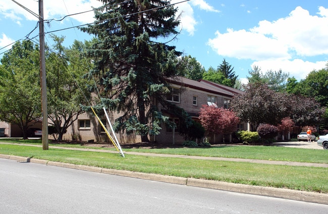 2100 Reeves Rd NE in Warren, OH - Building Photo - Building Photo