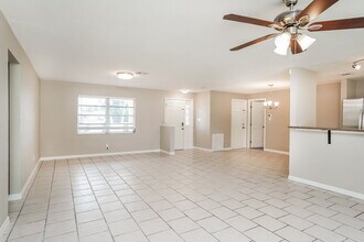 749 SW 5th Terrace in Cape Coral, FL - Foto de edificio - Building Photo