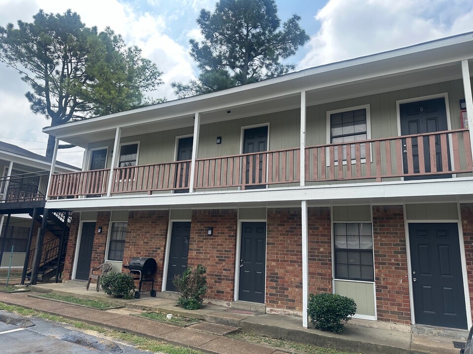 Pinetree Place Apartments in Memphis, TN - Building Photo