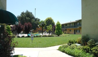 Royal Park Apartments in Monrovia, CA - Building Photo