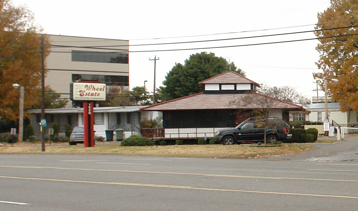 1520 E Brooks Rd in Memphis, TN - Building Photo