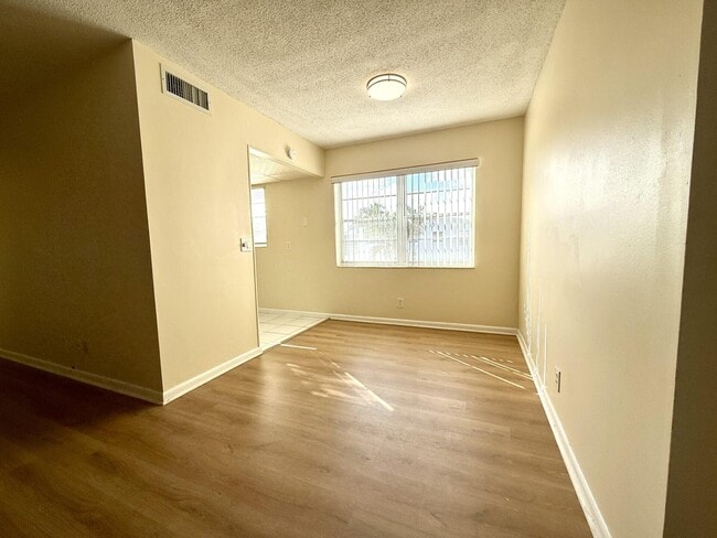 241 Sheffield J in West Palm Beach, FL - Foto de edificio - Building Photo