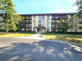2214 S Goebbert Rd in Arlington Heights, IL - Building Photo
