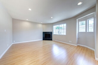 604 W Wilson Ave, Unit 2111 in Glendale, CA - Foto de edificio - Building Photo