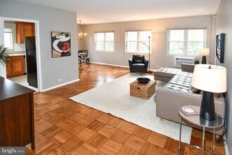 1000 Valley Dr in Alexandria, VA - Building Photo - Building Photo